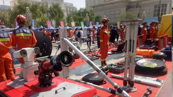 我公司技術(shù)人員在蘭州市消防特勤大隊為消防官兵現(xiàn)場顯示、培訓(xùn)我公司所供設(shè)備